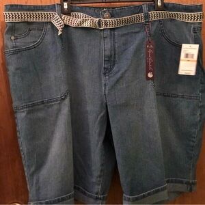 Woman’s Gloria Vanderbilt Jean Shorts with Belt Size 24W